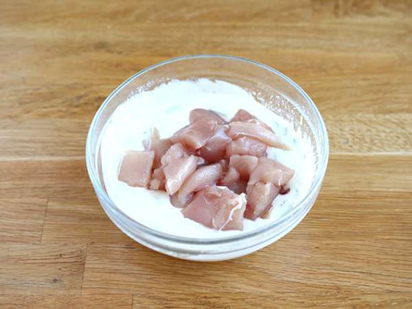 Yoğurt/limon soslu marine edilmiş tavuk şiş - Hazırlık adım 2