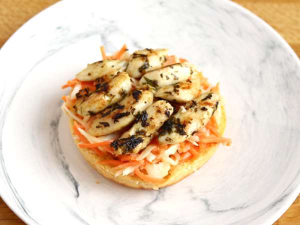 Lahana salatası, domates ve fesleğen ile marine edilmiş tavuklu sandviç - Hazırlık adım 2