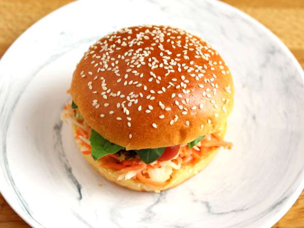 Lahana salatası, domates ve fesleğen ile marine edilmiş tavuklu sandviç - Hazırlık adım 4