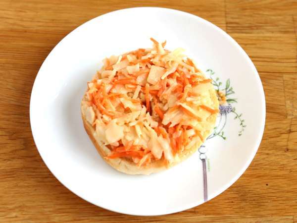 Hindili bagel sandviç, lahana salatası, haşlanmış yumurta - Hazırlık adım 1