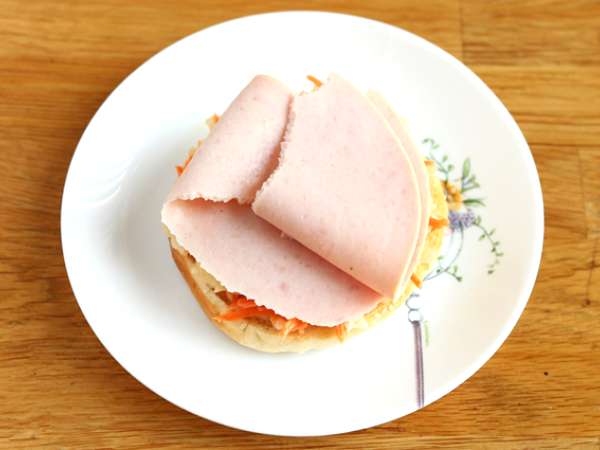 Hindili bagel sandviç, lahana salatası, haşlanmış yumurta - Hazırlık adım 2