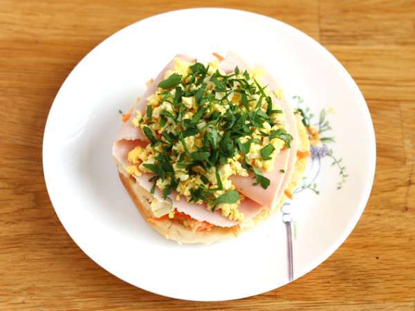 Hindili bagel sandviç, lahana salatası, haşlanmış yumurta - Hazırlık adım 3