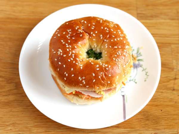 Hindili bagel sandviç, lahana salatası, haşlanmış yumurta - Hazırlık adım 4