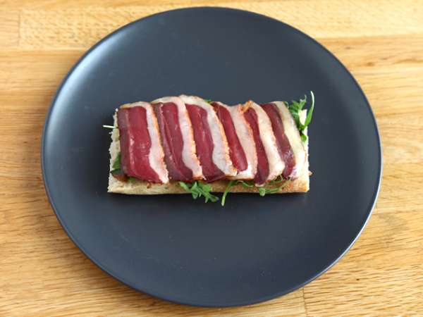 Füme ördek göğsü, güneşte kurutulmuş domates, roka ve balzamik sirkeli sandviç - Hazırlık adım 2