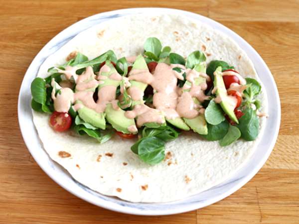 Chorizo, avokado ve domatesli sandviç dürüm - Hazırlık adım 2