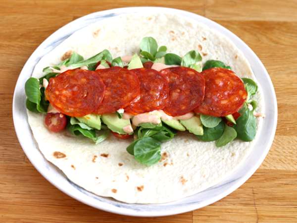 Chorizo, avokado ve domatesli sandviç dürüm - Hazırlık adım 3