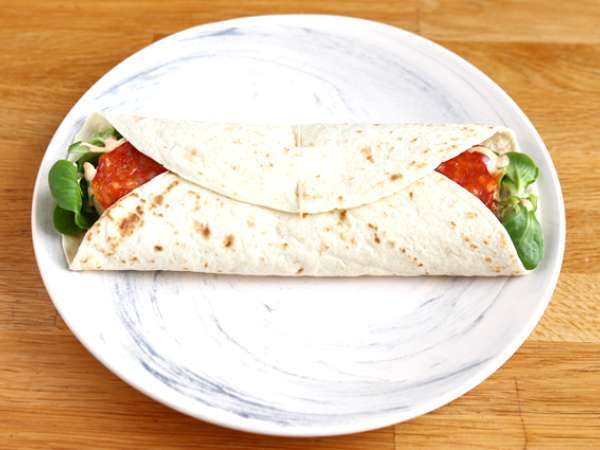 Chorizo, avokado ve domatesli sandviç dürüm - Hazırlık adım 4