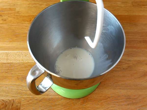 Beyaz peynir, limon ve maydanoz ile doldurulmuş Türk krepleri - Gözleme - Hazırlık adım 1