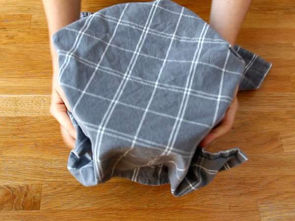 Beyaz peynir, limon ve maydanoz ile doldurulmuş Türk krepleri - Gözleme - Hazırlık adım 3