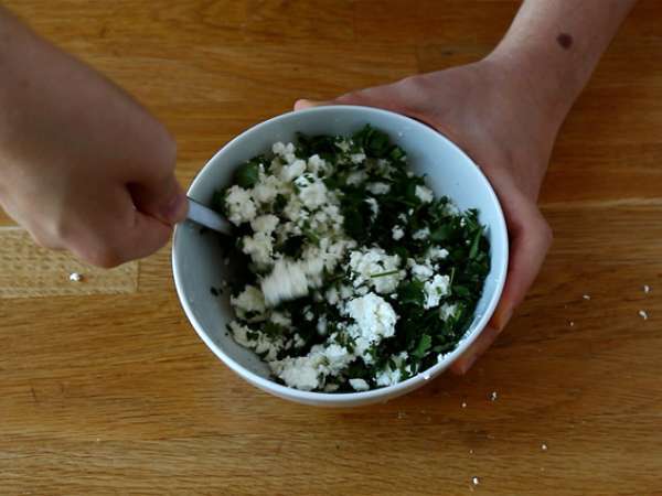 Beyaz peynir, limon ve maydanoz ile doldurulmuş Türk krepleri - Gözleme - Hazırlık adım 4