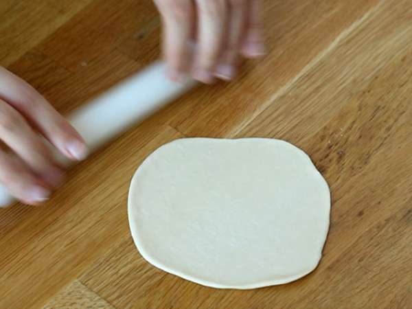 Beyaz peynir, limon ve maydanoz ile doldurulmuş Türk krepleri - Gözleme - Hazırlık adım 5