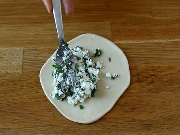 Beyaz peynir, limon ve maydanoz ile doldurulmuş Türk krepleri - Gözleme - Hazırlık adım 6