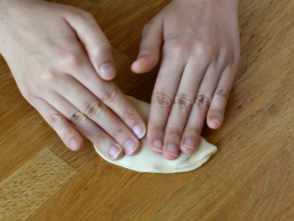 Beyaz peynir, limon ve maydanoz ile doldurulmuş Türk krepleri - Gözleme - Hazırlık adım 7