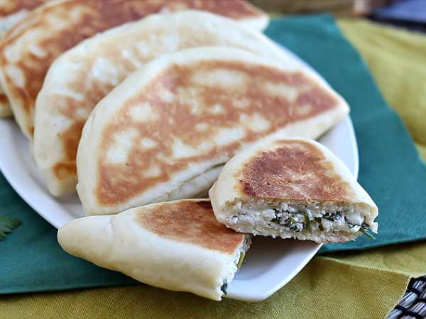 Beyaz peynir, limon ve maydanoz ile doldurulmuş Türk krepleri - Gözleme - Hazırlık adım 9