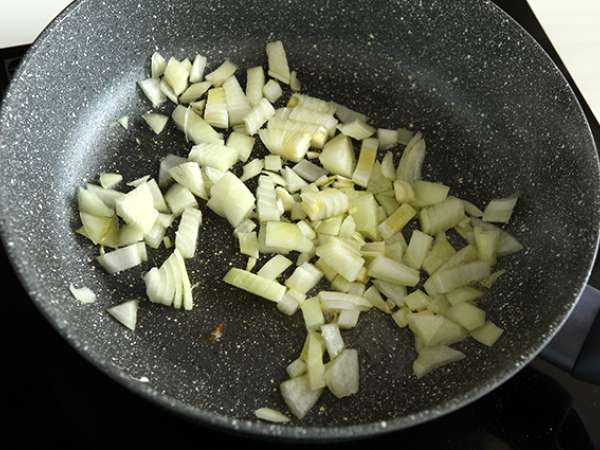 Kukuleta, bezelye, kabak, sarımsak ve otlu peynirli risotto - Hazırlık adım 2