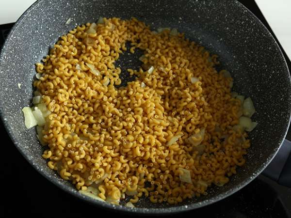 Kukuleta, bezelye, kabak, sarımsak ve otlu peynirli risotto - Hazırlık adım 3