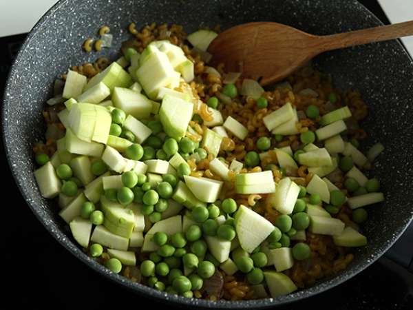 Kukuleta, bezelye, kabak, sarımsak ve otlu peynirli risotto - Hazırlık adım 4