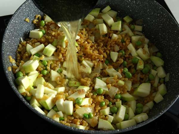 Kukuleta, bezelye, kabak, sarımsak ve otlu peynirli risotto - Hazırlık adım 5