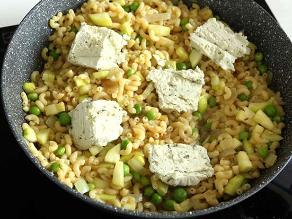 Kukuleta, bezelye, kabak, sarımsak ve otlu peynirli risotto - Hazırlık adım 6