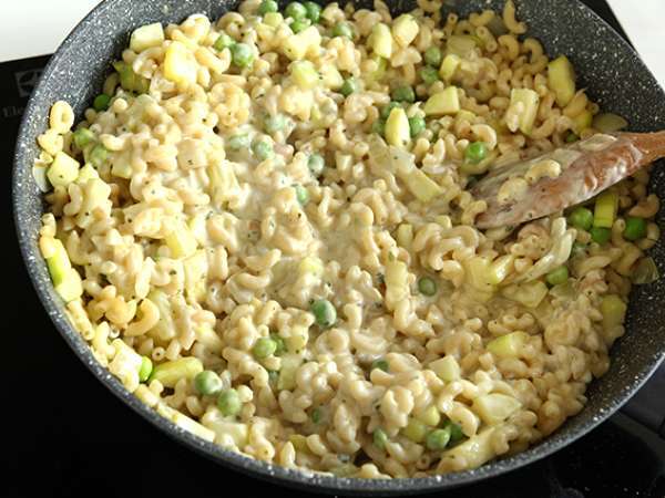 Kukuleta, bezelye, kabak, sarımsak ve otlu peynirli risotto - Hazırlık adım 7