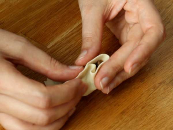 Tavuklu, havuçlu ve mantarlı Gyozas - Hazırlık adım 9