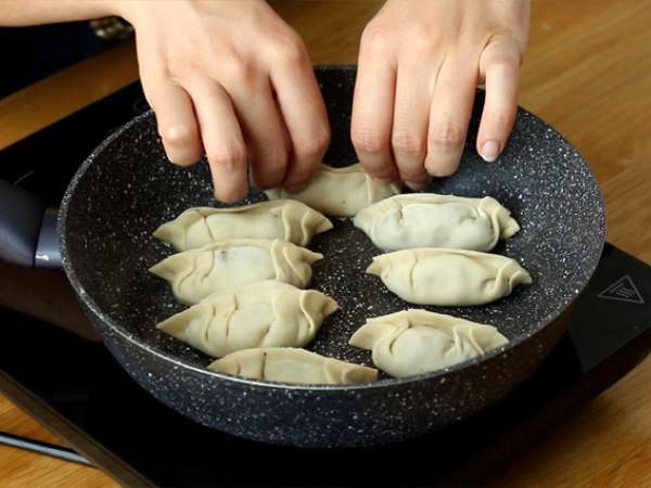 Tavuklu, havuçlu ve mantarlı Gyozas - Hazırlık adım 10