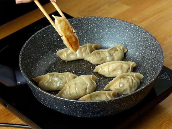 Tavuklu, havuçlu ve mantarlı Gyozas - Hazırlık adım 11