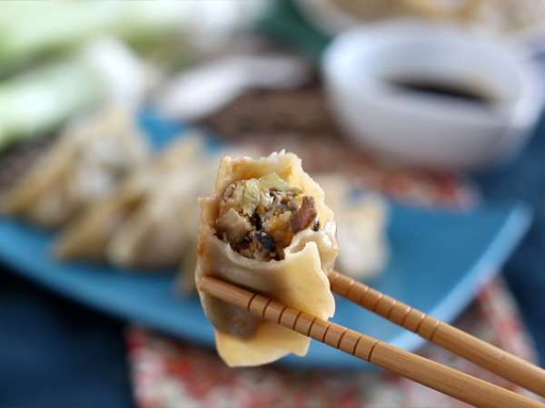 Tavuklu, havuçlu ve mantarlı Gyozas - Hazırlık adım 12