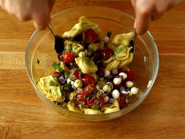 Tortellini ve pesto salatası - Hazırlık adım 4