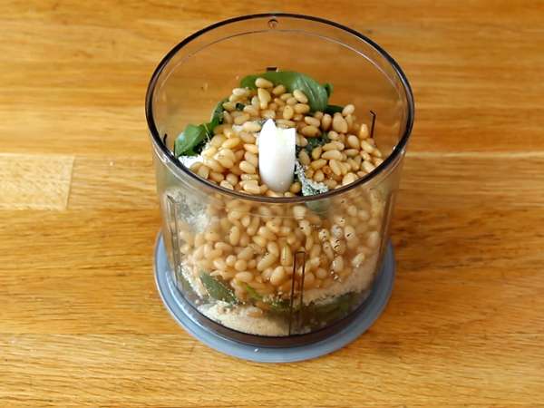 Ev yapımı yeşil pesto - pesto alla genovese - Hazırlık adım 1