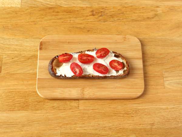 Taze peynir, pesto ve çeri domatesli sandviçler - Hazırlık adım 2