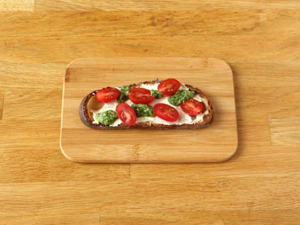 Taze peynir, pesto ve çeri domatesli sandviçler - Hazırlık adım 3