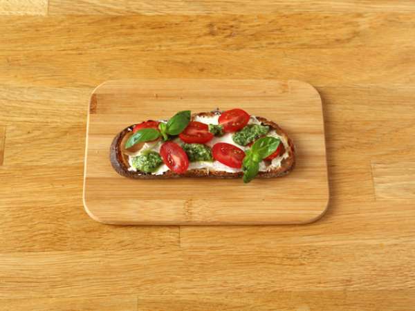 Taze peynir, pesto ve çeri domatesli sandviçler - Hazırlık adım 4