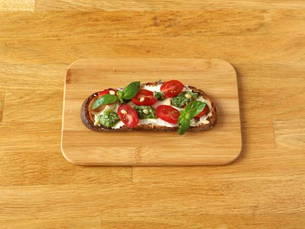 Taze peynir, pesto ve çeri domatesli sandviçler - Hazırlık adım 5