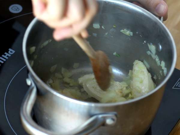 Tek tencerede ıspanaklı keçi peynirli ve tavuklu makarna - Hazırlık adım 1