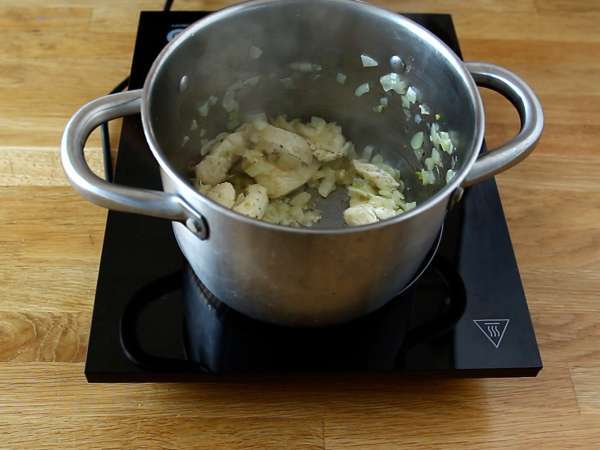 Tek tencerede ıspanaklı keçi peynirli ve tavuklu makarna - Hazırlık adım 2