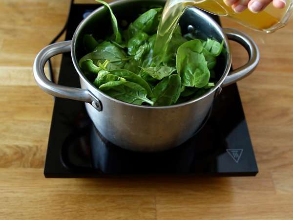 Tek tencerede ıspanaklı keçi peynirli ve tavuklu makarna - Hazırlık adım 3