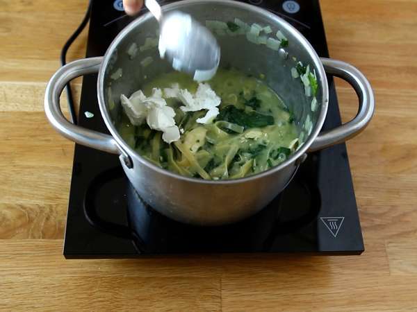 Tek tencerede ıspanaklı keçi peynirli ve tavuklu makarna - Hazırlık adım 4