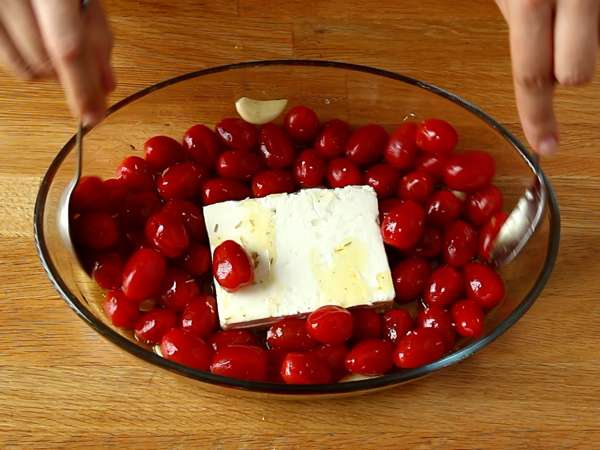 Tagliatelle beyaz peynirli çeri domates - fırında beyaz peynirli makarna - Hazırlık adım 3