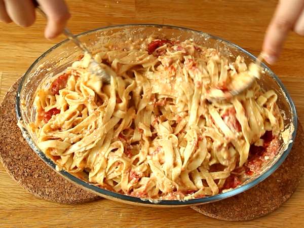 Tagliatelle beyaz peynirli çeri domates - fırında beyaz peynirli makarna - Hazırlık adım 7