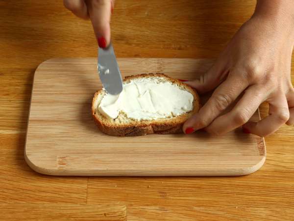 Salatalık ve turplu krem peynirli sandviçler - Hazırlık adım 1