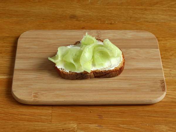 Salatalık ve turplu krem peynirli sandviçler - Hazırlık adım 2