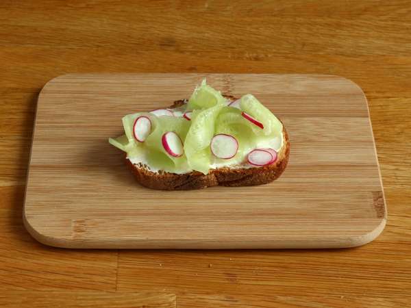 Salatalık ve turplu krem peynirli sandviçler - Hazırlık adım 3