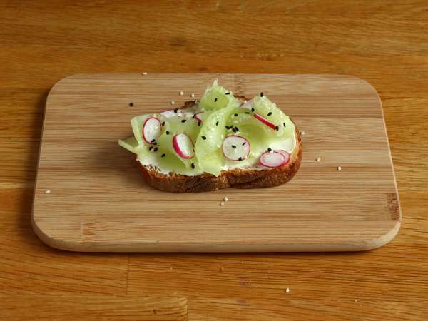 Salatalık ve turplu krem peynirli sandviçler - Hazırlık adım 4