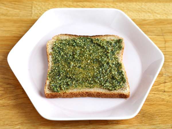 Pesto, çeri domates ve mozzarella peynirli bruschetta - Hazırlık adım 1