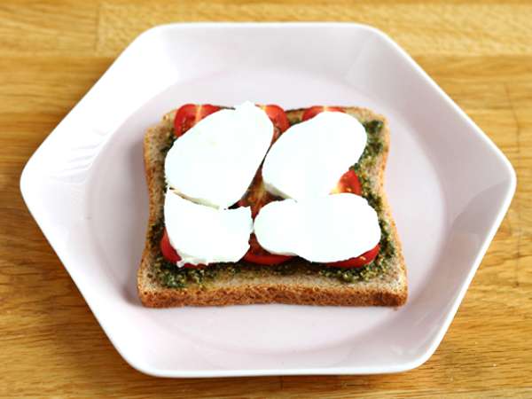 Pesto, çeri domates ve mozzarella peynirli bruschetta - Hazırlık adım 3