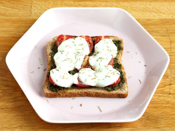 Pesto, çeri domates ve mozzarella peynirli bruschetta - Hazırlık adım 4