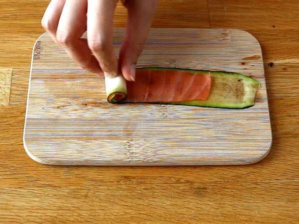 Kabak ve somon füme ruloları - Hazırlık adım 5