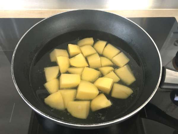 Patates, ton balığı ve domates salatası - Hazırlık adım 1