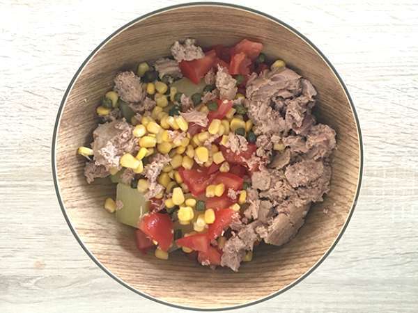 Patates, ton balığı ve domates salatası - Hazırlık adım 2